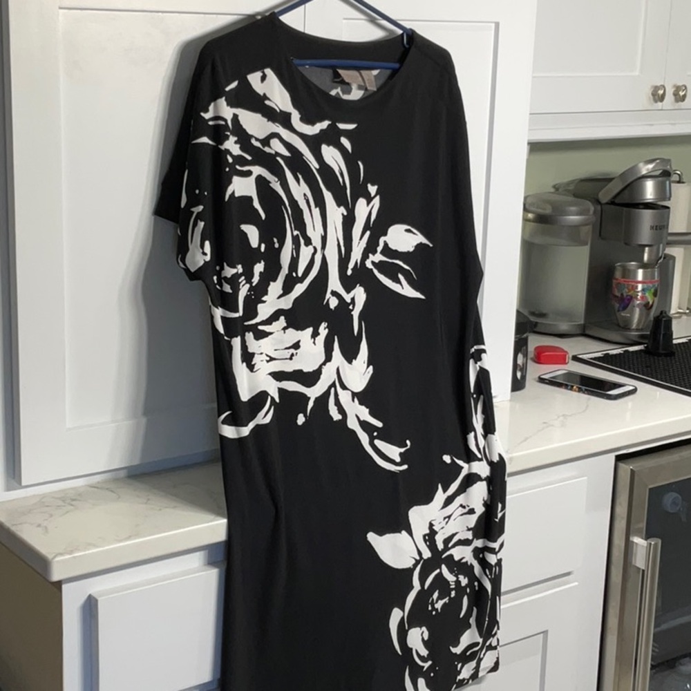 Black with Large White Rose Pattern Easy Wear Chico Dress